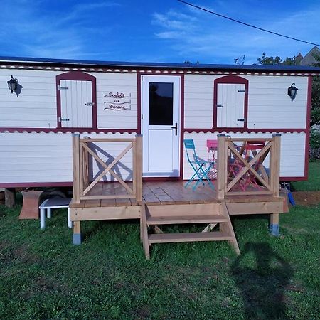 La Roulotte De Francine Guest House Chazeuil Exterior foto