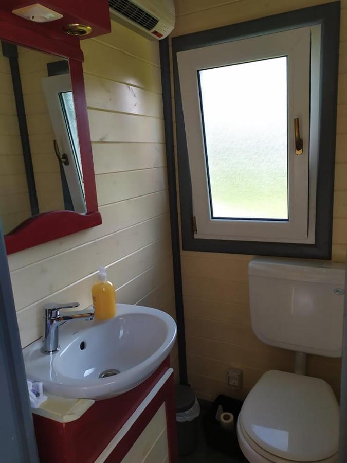 La Roulotte De Francine Guest House Chazeuil Exterior foto