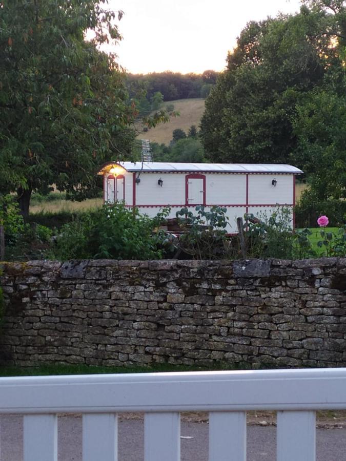 La Roulotte De Francine Guest House Chazeuil Exterior foto